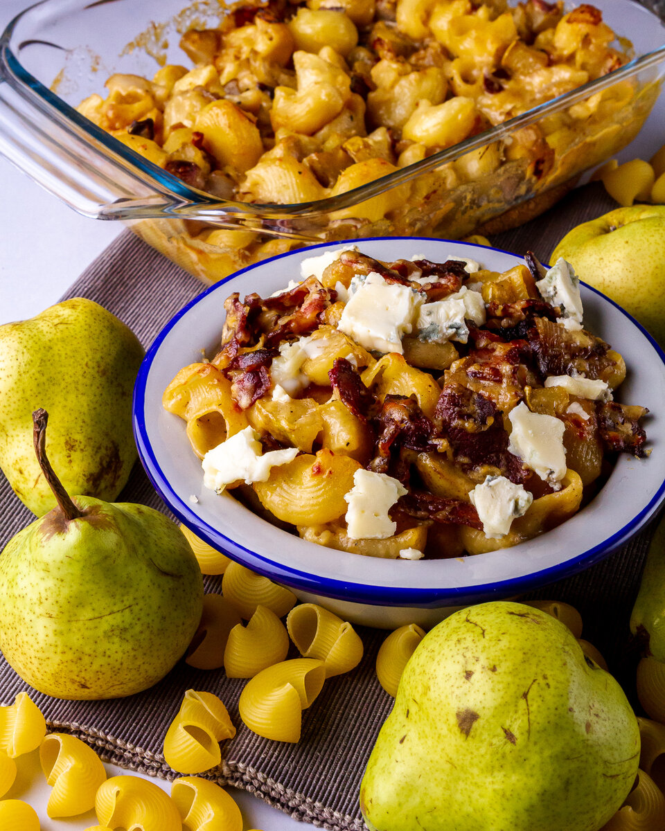 рецепт макарошек с беконом, грушей, пассивированным луком, двумя видами сыра и соусом Бешамель�