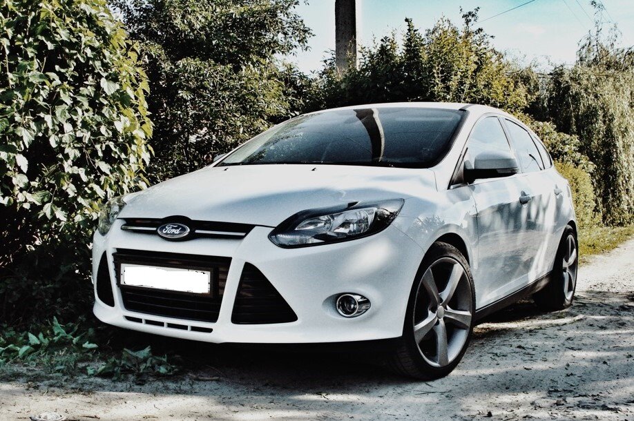 Белый металлик подходит этому хэтчбеку.