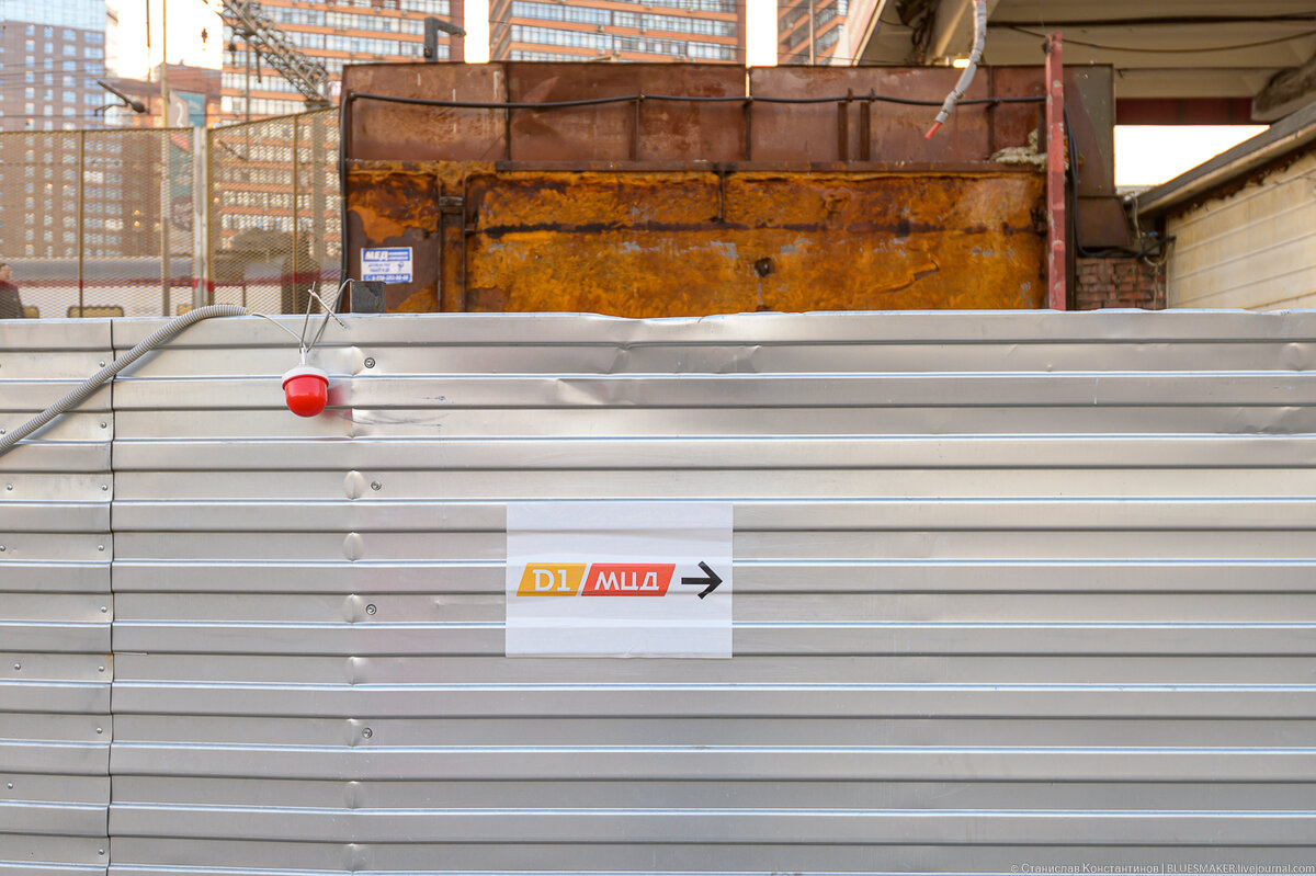
Станция "Тимирязевская" очень важная станция на карте линии D1, так как это пересадочная станция на метро. Причем, пока это самая удобная пересадка на подземку с поездов Савёловского направления. Обещают еще построить ТПУ Лианозово на базе станции МЦД и новой станции Люблинско-Дмитровской линии, а также пересадочную станцию "Петровско-Разумовская", которая возможно будет иметь удобный переход на метро, но пока их нет. Сейчас станция "Тимирязевская" производит довольно грустное впечатление, она находится в плачевном состоянии, который совершенно не соответствует статусу пересадочного узла. Но, как я понял, станцию будут переделывать, так как рядом с существующей станцией уже выстраивают временную деревянную платформу, но.. давайте смотреть что там и как.