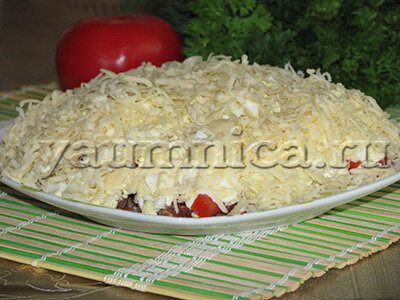 Сытный салат с копченой колбасой и сыром