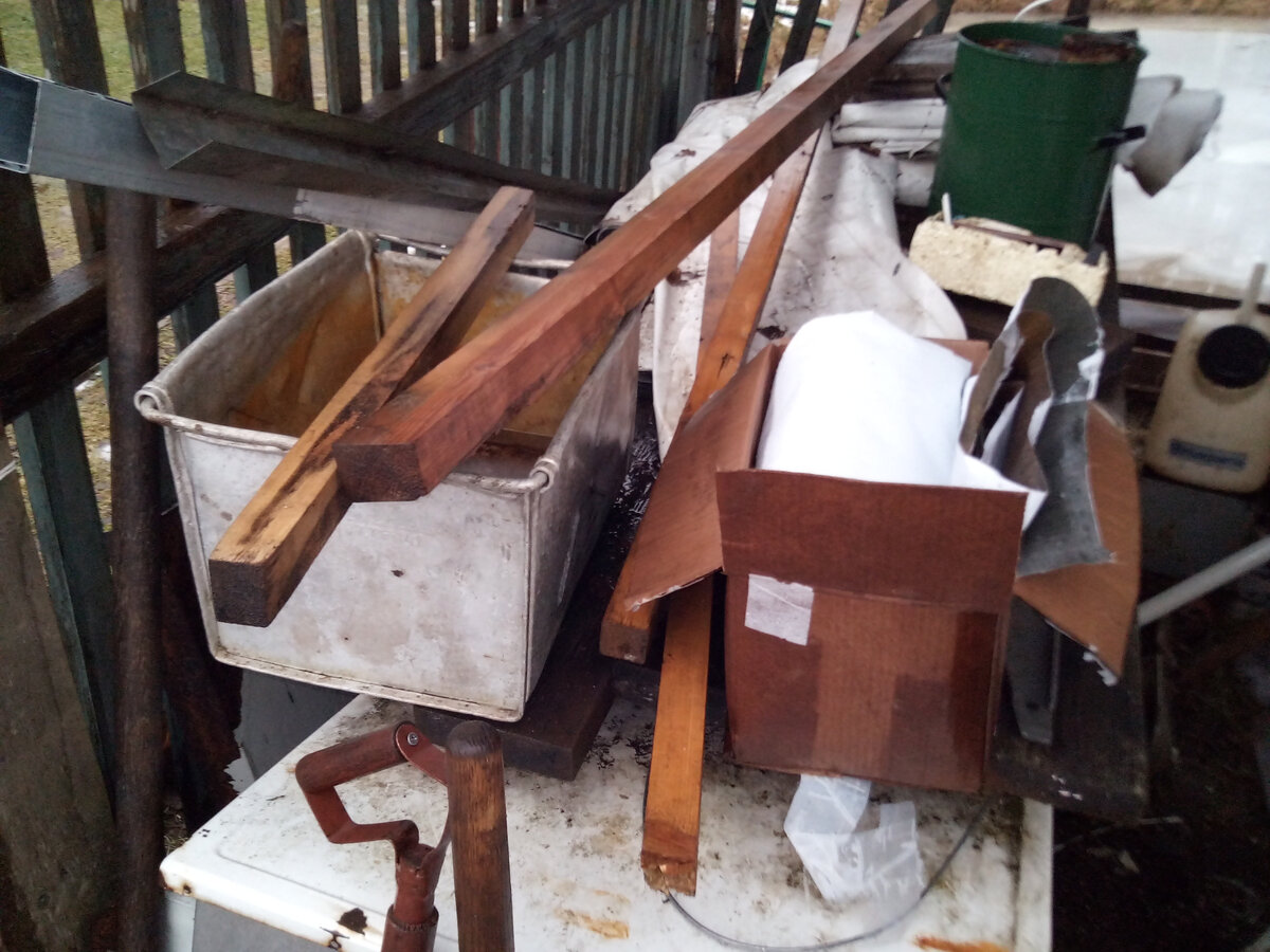 Здесь я вычищал всё год назад. Привезено и брошено. То, что мокнет - никого не волнует, главное, что в норку приволокли.