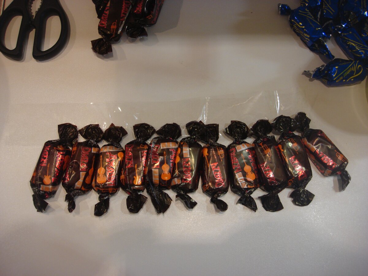 Фото сделано автором (лента с конфетами)