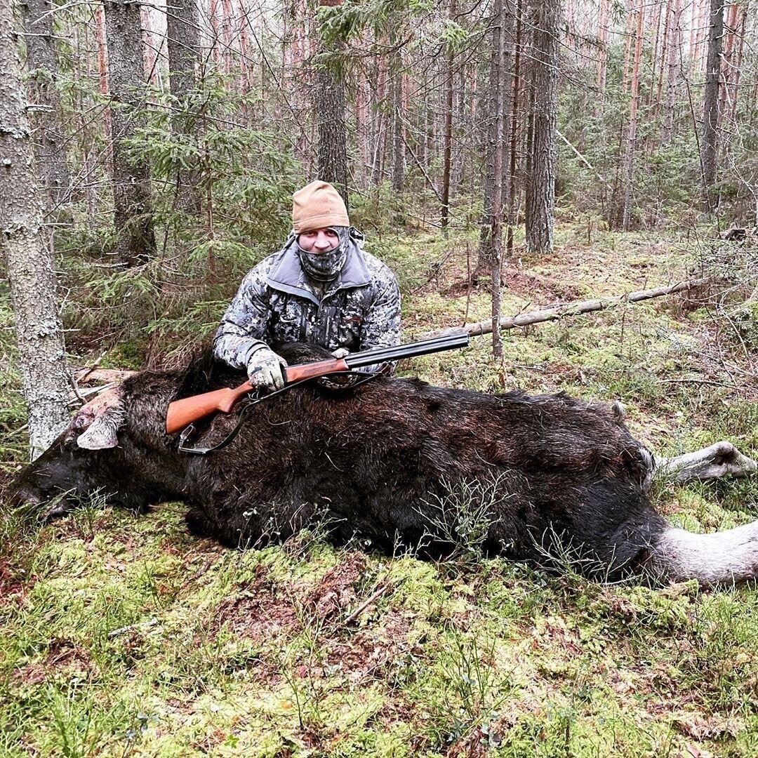 Российский боец MMA Александр Емельяненко опубликовал в своем Instagram фотографии с охоmы. 38-летний спорmсмен после охоты поделился снимком с убиmым лосем.
