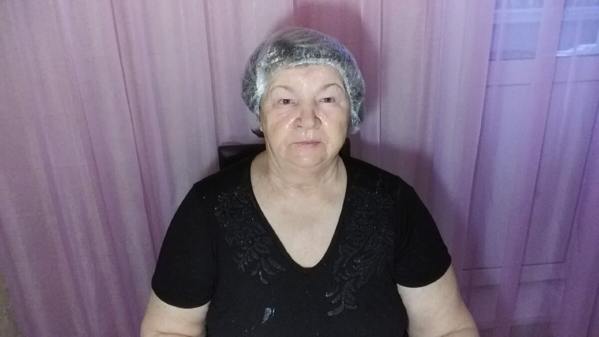 Нанесла маску на лицо