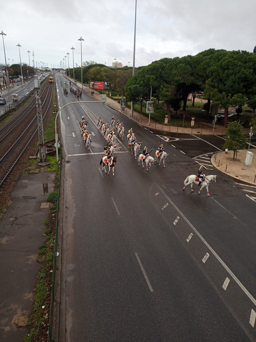 А вот так выглядит эта местность, когда тебе надо уехать на наземном транспорте в аэропорт! И люди откуда-то появляются, и даже лошади!