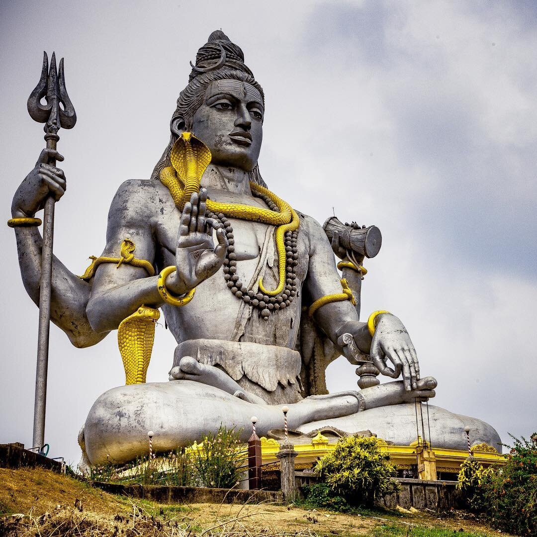 Статуя шивы в индии. Как называются статуи богов. Статуи древней греции эстетика зевс. Зевс бог древней греции. Зевс бог древней греции скульптура.