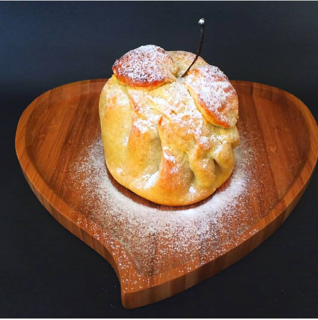 яблоки в слоеном тесте. приготовление фруктов, жареных в тесте. самосы с фруктами. фрукты запеченные в тесте. груша в слойке.