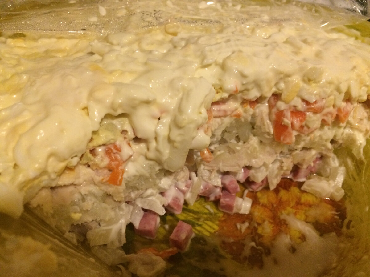 Не смотря на то, что прошло всего два часа (когда другим слоеным салатам нужна целая ночь на пропитку) салат получился весьма нежным и вкусным, особенно порадовал мужа. Я успела сфоткать салат, пока муж его только начал кушать.