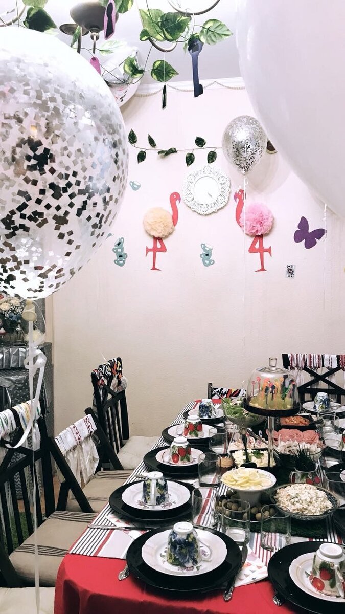 Пару лет назад я устроила дома безумное чаепитие в стиле "Алиса в стране Чудес" со свойственным ему сумасшествием и абсурдом! Было очень весело!