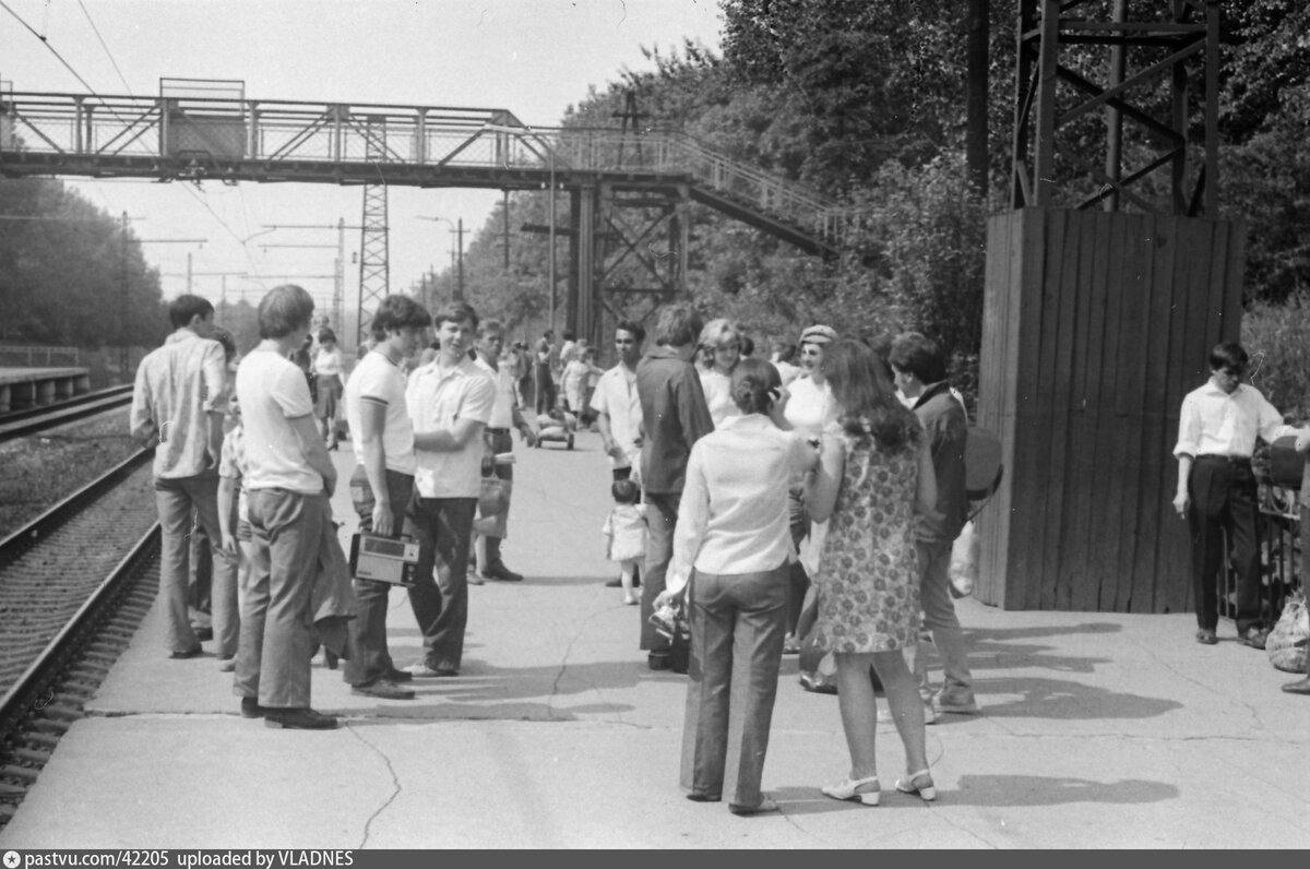 Немного архивных фотокарточек, как обычно. 1974 год. Смотрите здесь через пути лестница, все по классике.

