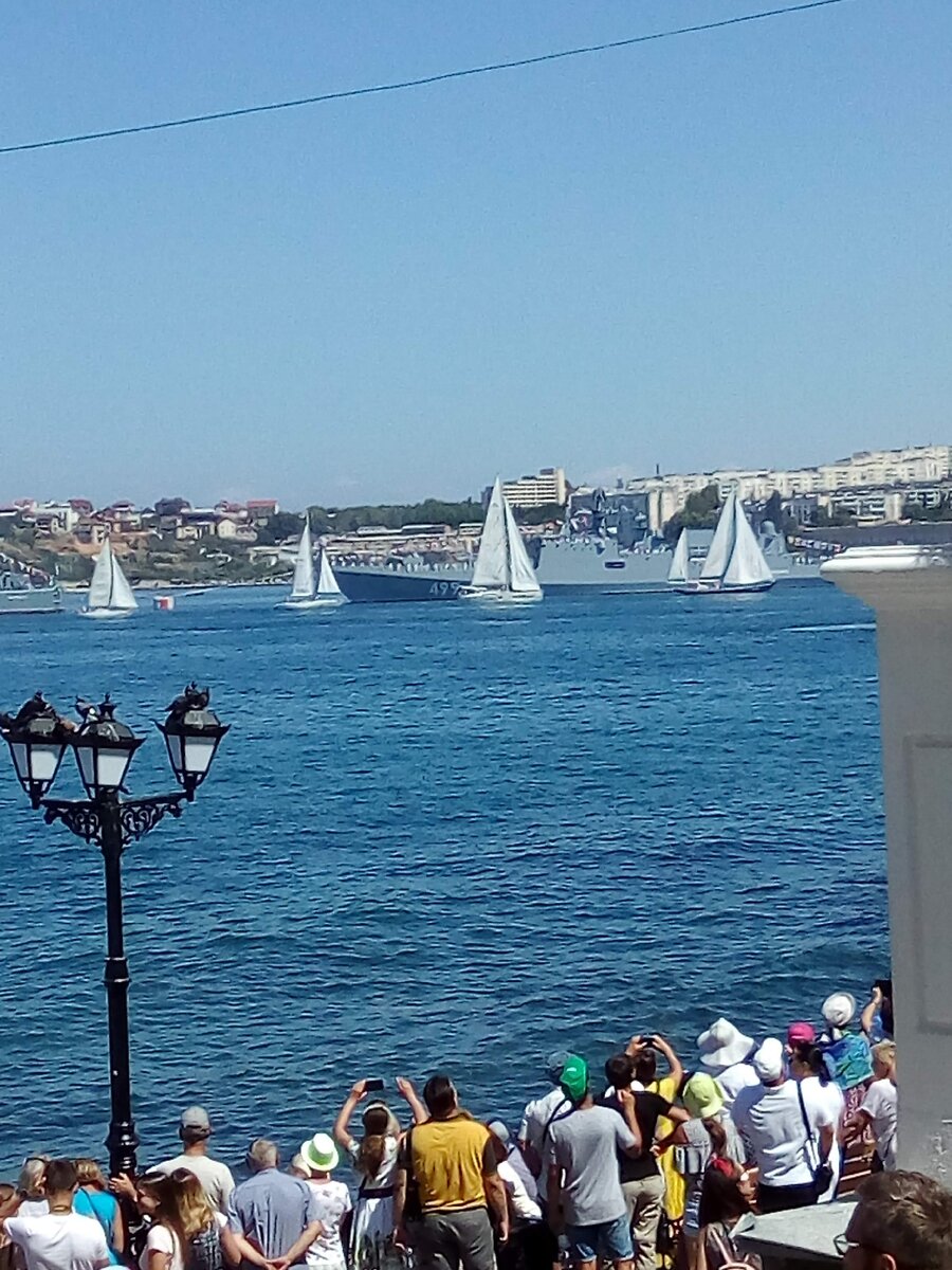 Мирные яхты на фоне военных кораблей