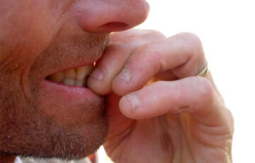 Привычка появляется еще в детстве. Человек несет ее с собой всю жизнь. Во времена относительного психологического спокойствия она никак не проявляется, но при стрессе руки тут же тянутся ко рту.