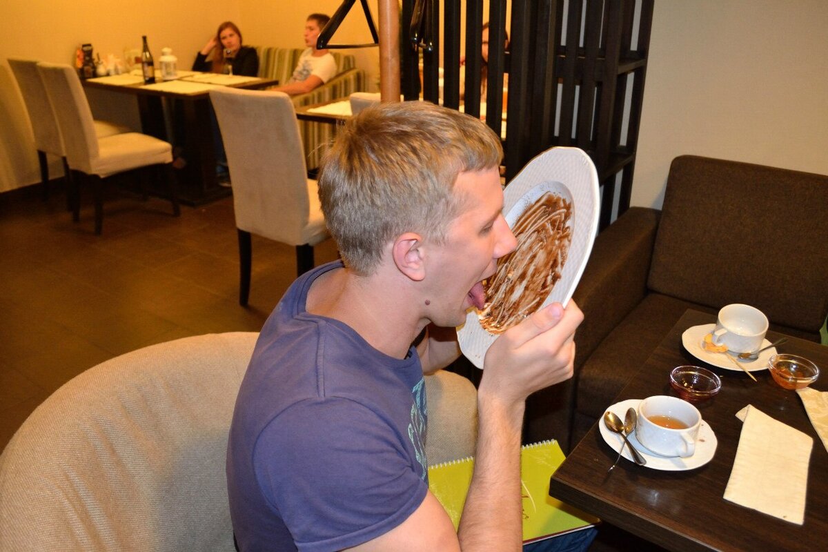 В том кафе было довольно вкусно и дорого. А это я дурачусь, но выгнали не за это.