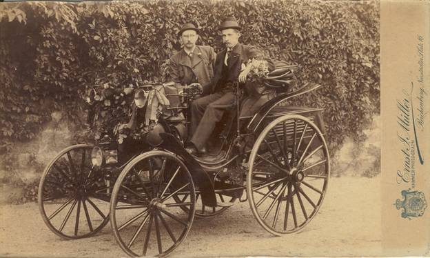 Летом 1894 года барон Либиг (справа за рулем) с Францем Странским отправился с Бенцем Викторией из Либереца в Реймс и обратно.