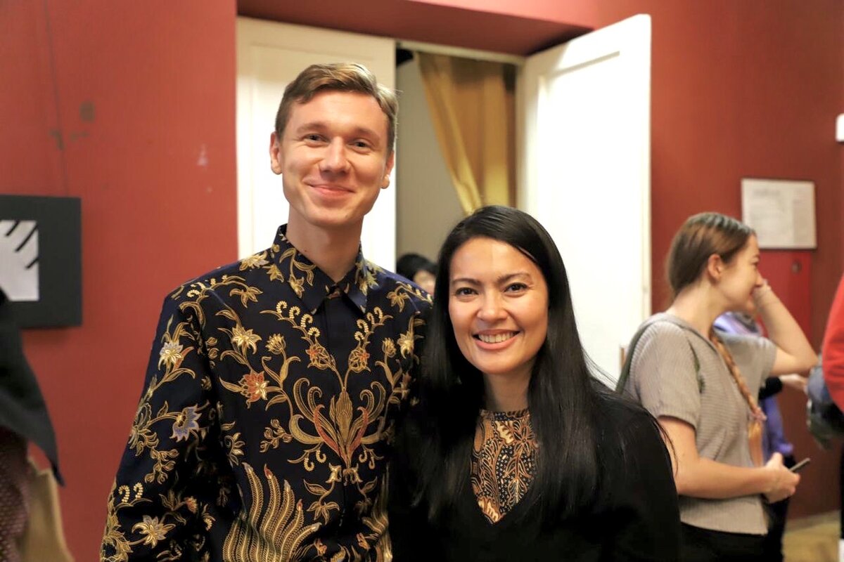 С режиссером фильма "Пять" Лолой Амарией. Фото автора, 2020.