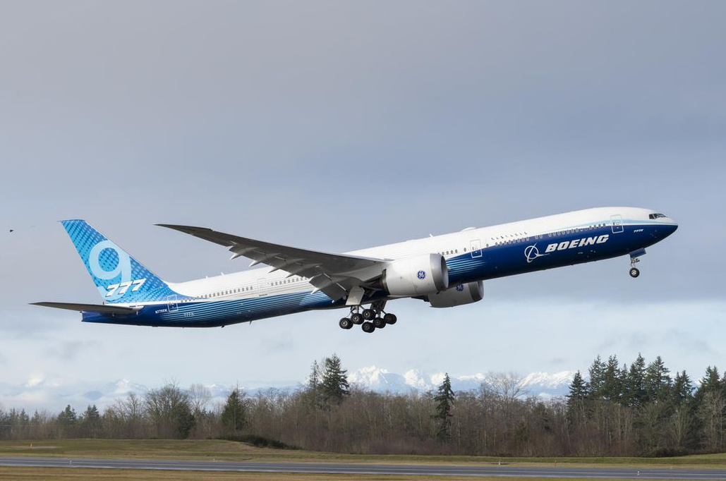 25 января Boeing 777x совершил свой первый полет в Эверетте, штат Вашингтон. Когда он находится на земле, его крылья складываются вверх.