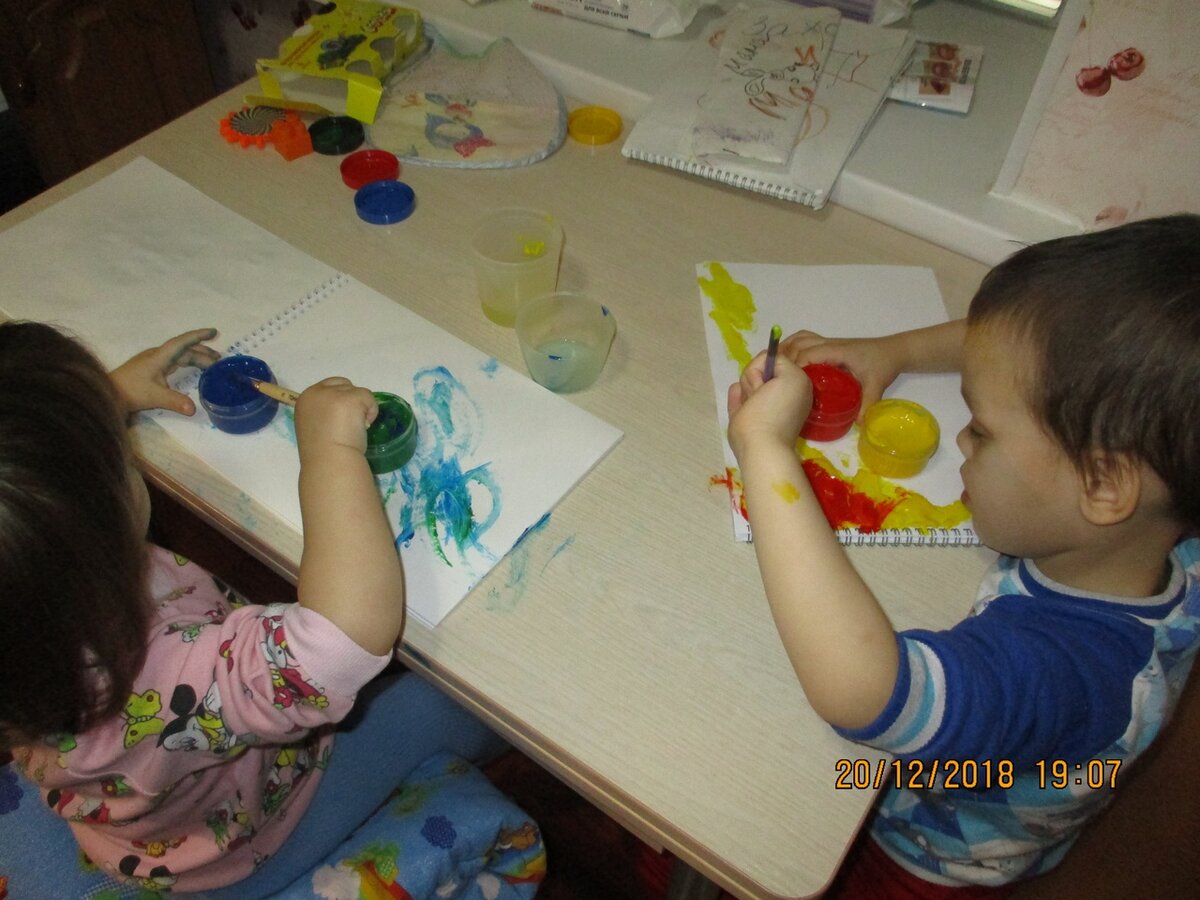 Сын очень долго калял-малякал черной краской, прямо настораживал, я не психолог, но вдруг. Но ничего, переключился. Ловлю себя на мысли, что давно не делала фото, надо исправлять ситуацию. Война войной и цели целями, а фото делать надо