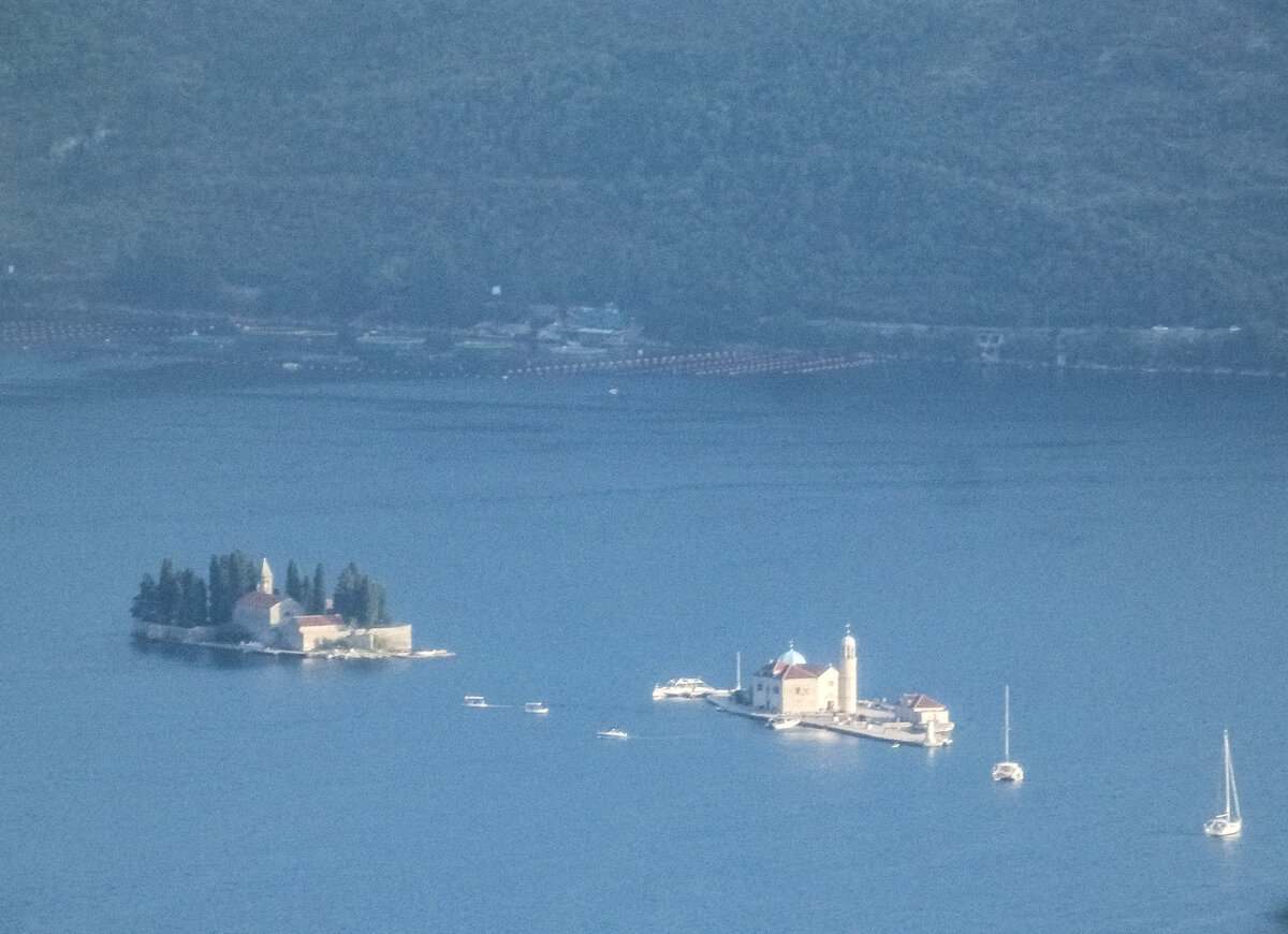 Бока-Которский залив. Острова Святого Георгия и Госпа-од-Шкрпьела.