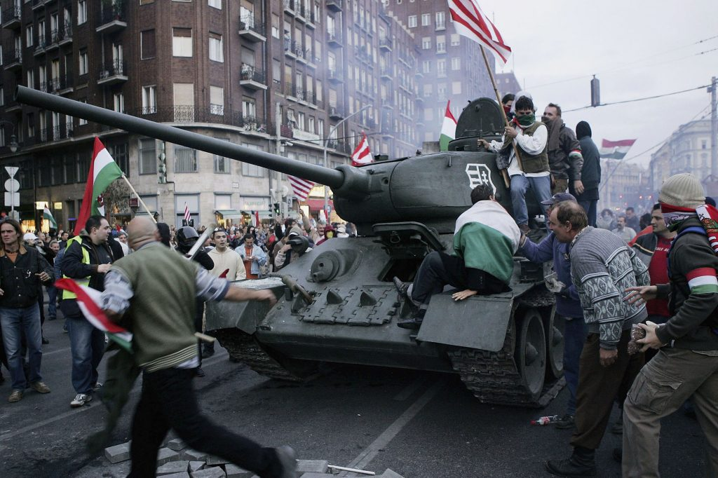 Танк протест. Танк протест. Танки на улицах китая. Танки на площади тяньаньмэнь. Площадь тяньаньмэнь 1989 танк.
