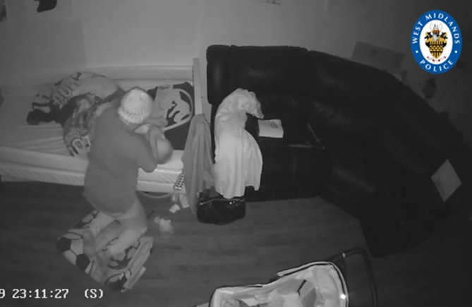 Женщина, типом над подопечным (West Midlands Police)