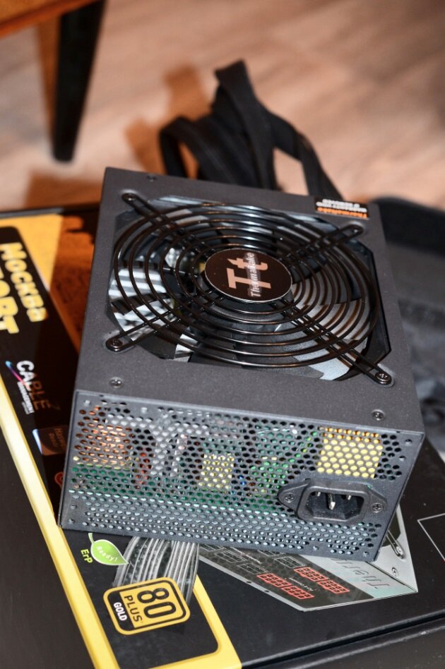 Обратите внимания как всё сжато, аэродинамики никакой, нормальной циркуляции воздуха внутри корпуса никакой. И даже их хвалёная интеллектуальная система управления питанием, не сработает в таких отвратительных условиях.