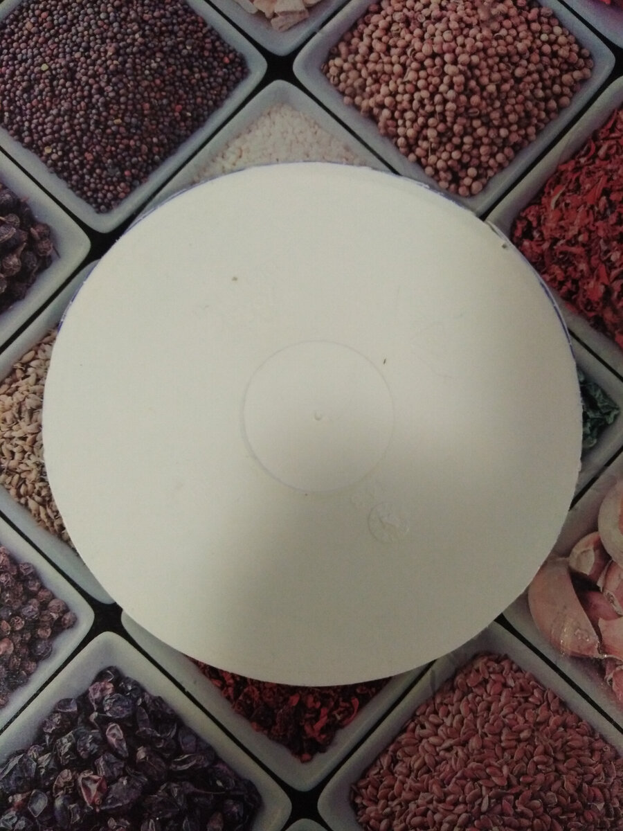 Вот такой кружок я вырезала из крышки