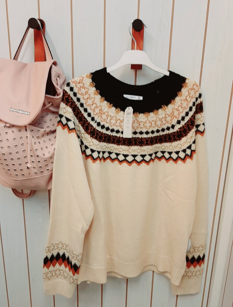 Очень приятная и плотная кофточка.