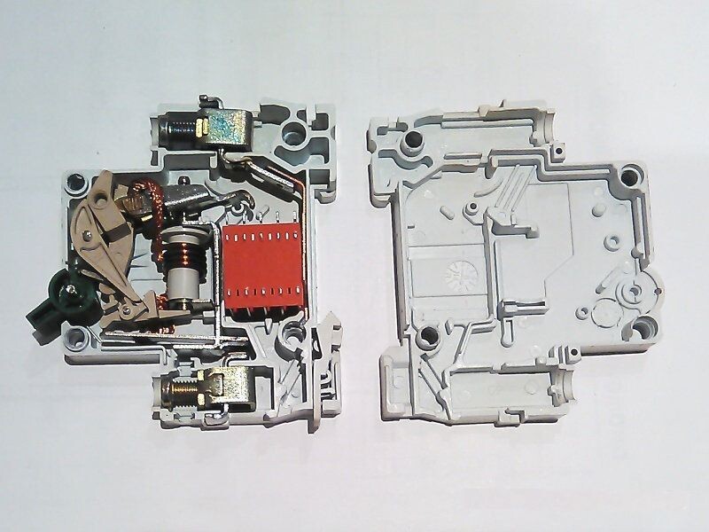 Автоматический выключатель в разрезе