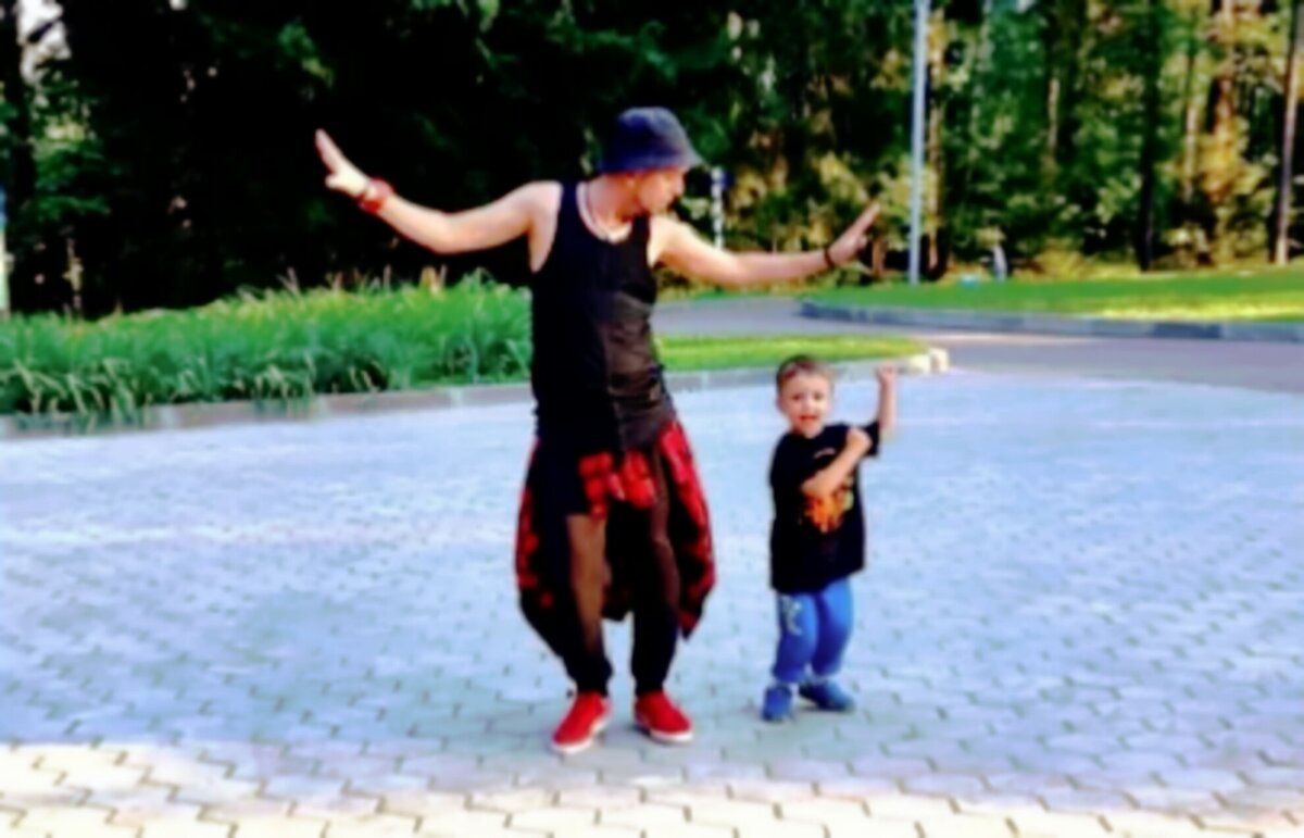 Танцуйте, что полезно не только для поддержания тонуса мышц в хорошей форме, но и для души) А также не забывайте оставлять комментарии и лайки) Это поможет развитию канала)