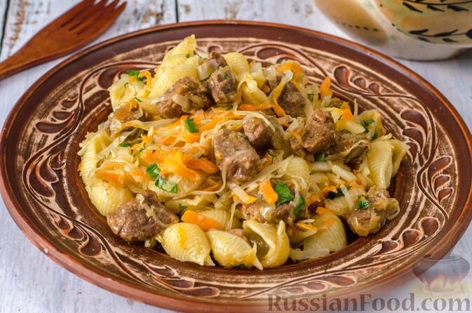 телятина, макароны (ракушки), капуста белокочанная, лук репчатый, морковь, масло растительное, укроп свежий, петрушка свежая, лук зелёный, лавровый лист, соль