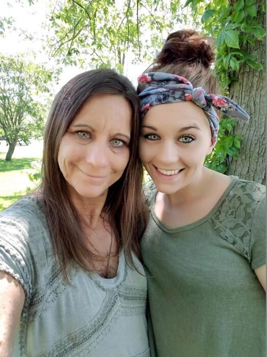 Либби вместе с дочкой.