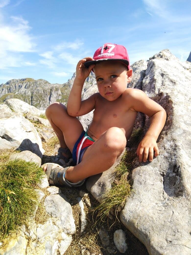 После подъема в гору на границе Албании-Черногории. 3000м пешком по жаре. 1870м над уровнем моря. Наш герой.