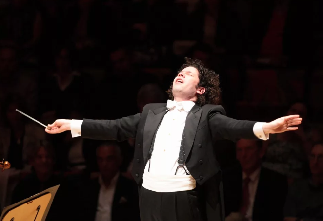 Маэстро дирижер Густаво Дудамэль