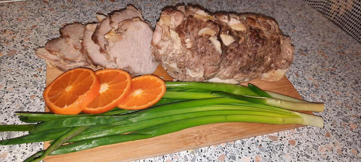 Свиной окорок с чесноком.