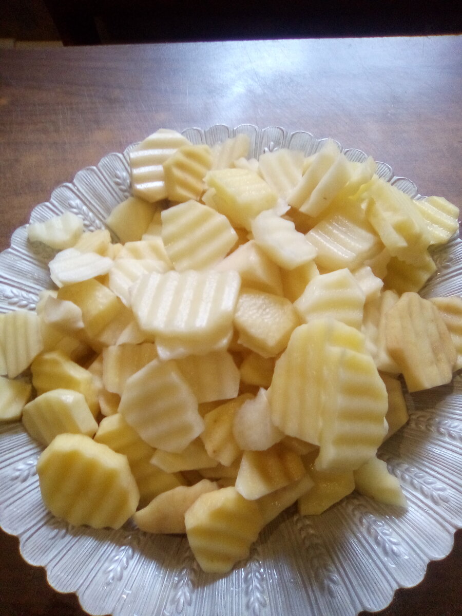 Картофель нарезаю фигурным ножом,просто для красоты)