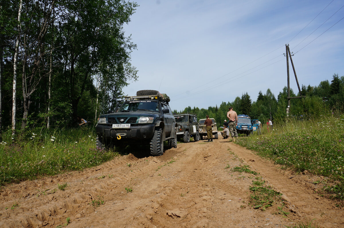 Все еще чистые, машины не сломаны, и рвутся в бой ;)