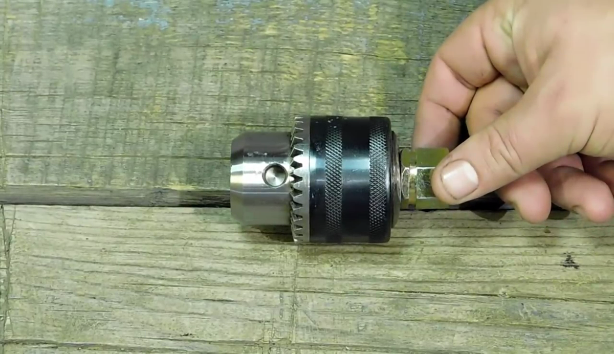 Для этого нужно к этому патрону с задней стороны приварить гайку М14, как показано на фото.