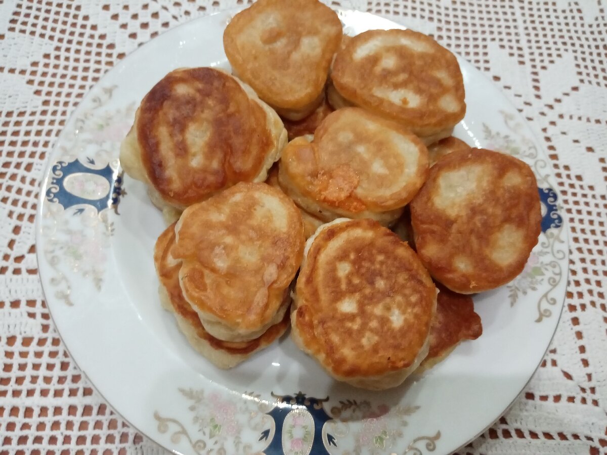 Оладьи с колбасно-сырной начинкой.