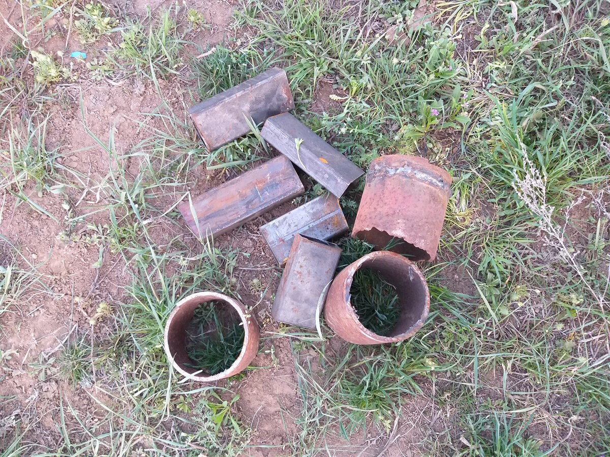 Это все обрезки оставшиеся после строительства вольера