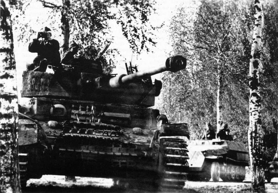 Танк и бронетранспортёр  дивизии «Герман Геринг». Италия, 1944 год. 