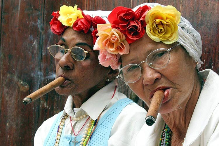Кубинские дамы с сигарами.