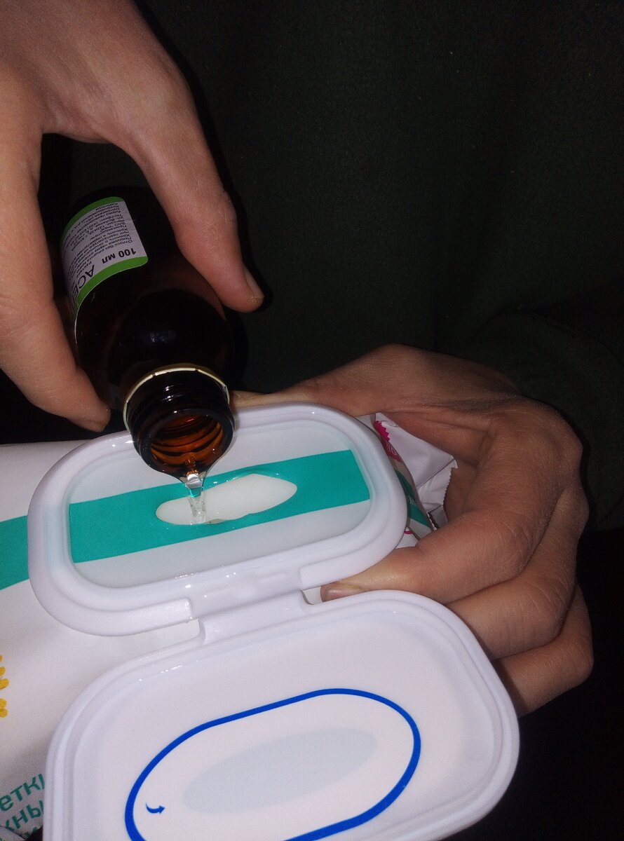 Наливаем спирт в коробку с салфетками и получаем результат