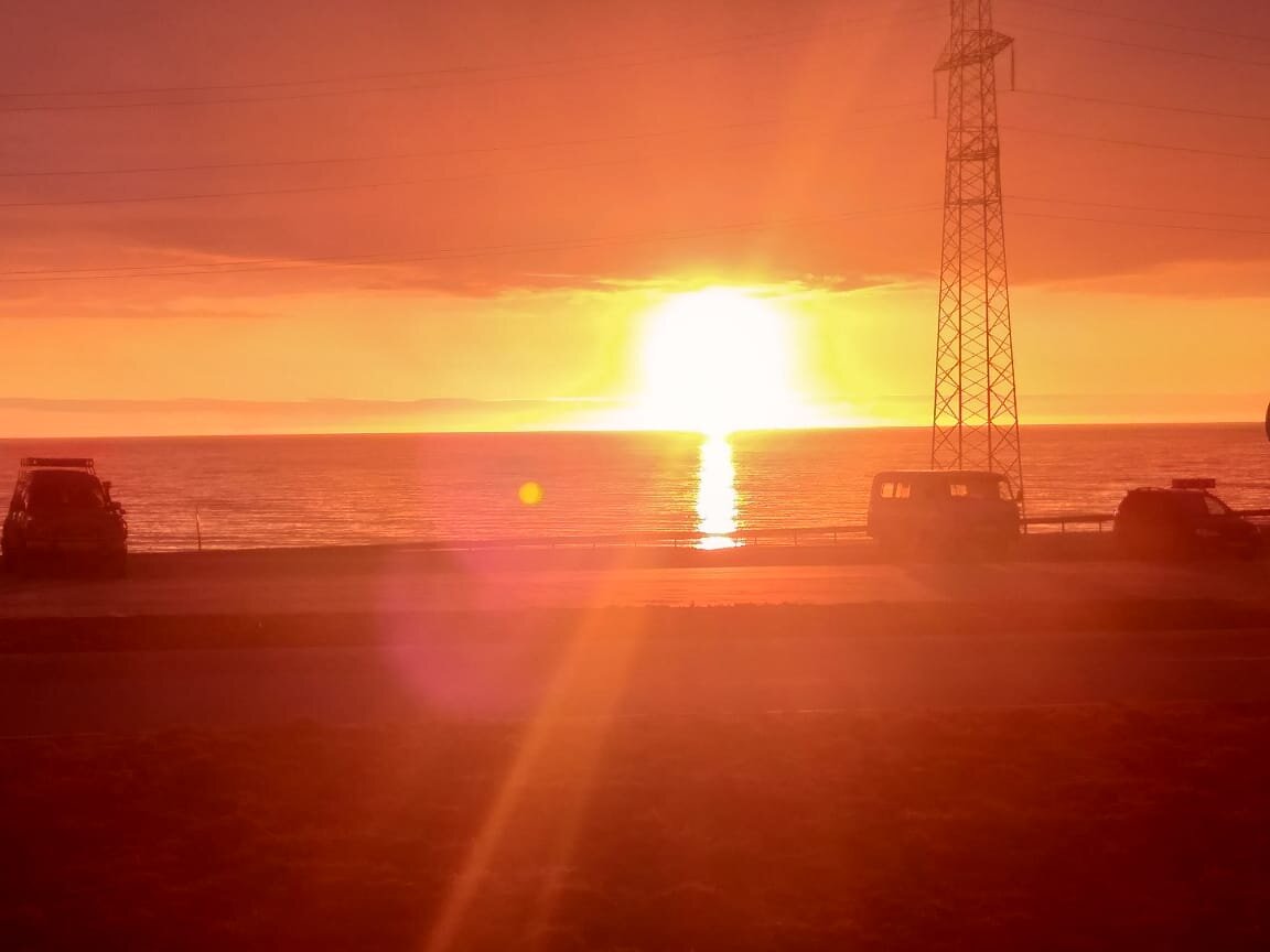 Восход как ядерный взрыв на берегу моря.