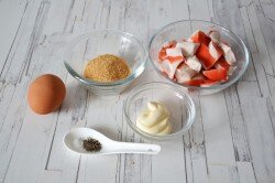ШАГ 1:
Подготовить ингредиенты. Чтобы приготовить котлеты из крабовых палочек нам понадобится: крабовые палочки, яйцо, панировочные сухари, майонез, черный молотый перец и соль.