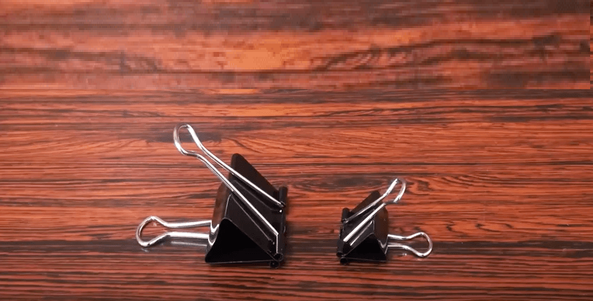Берем две скрепки разного размера