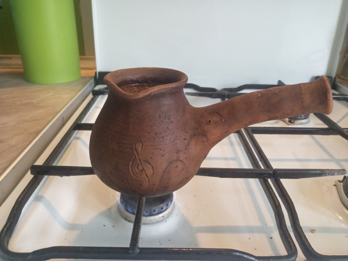 Замечено, что в глиняном кофейнике кофе получается гораздо нажористей