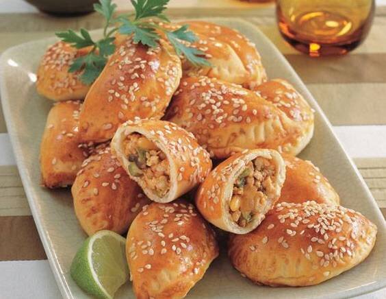 Сочные пирожки с курицей и овощами
