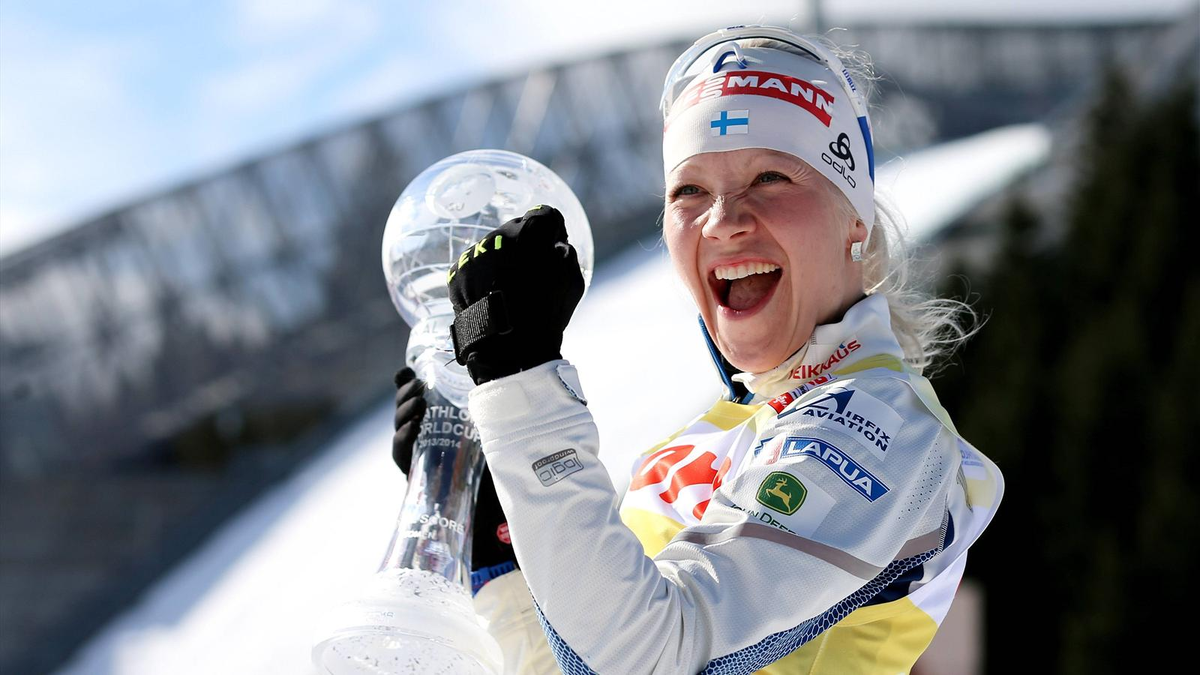 Очаровательная Кайса Мякяряйнен с главным трофеем сезона. Холменколлен (Норвегия)