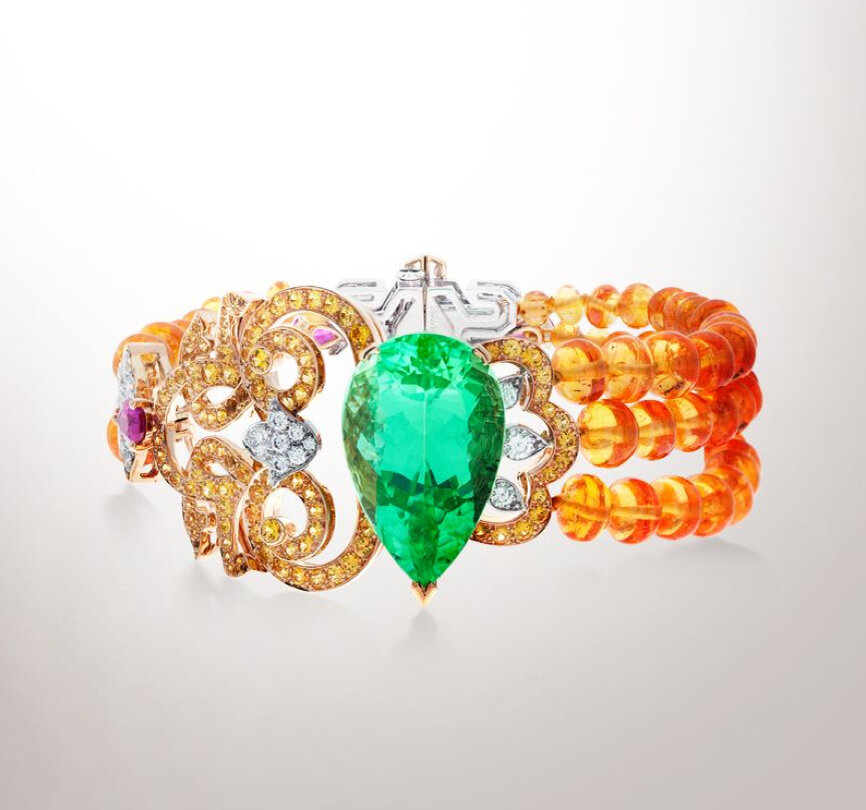 Van Cleef & Arpels, браслет из белого и желтого золота с бусинами мандариновых гранатов, желтыми сапфирами, бриллиантами и зеленым турмалином в огранке «груша» массой 17,43 карата