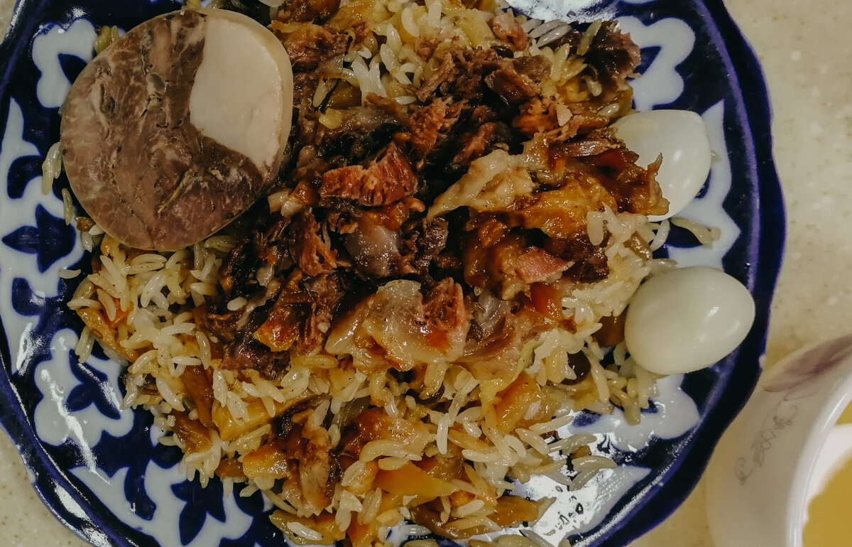 Так выглядит плов в Ташкенте, Узбекистан. А это уже моя фотография)